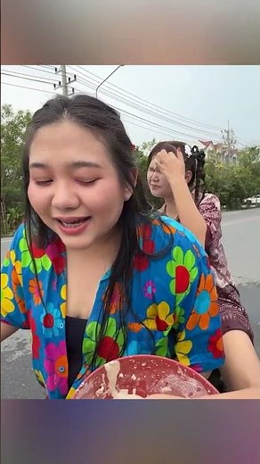 ใครเคย เล่นสงกรานต์แล้วปะแป้งคนอื่นแบบนี้บ้าง?