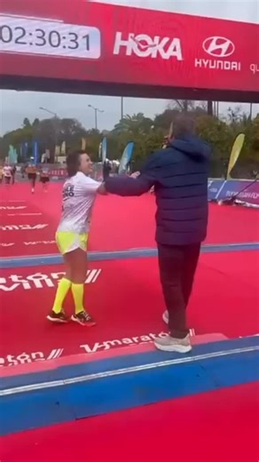 Podría contaros mil historias emocionantes sobre lo que hoy hemos vivido en la Media Maraton de Sevilla pero me quedo con este vídeo. Es de las veces que das gracias a la vida por conocer a personas como Rocío, una mujer que el año pasado corrió esta carrera después de la quimioterapia y este año ha repetido ya con su vida normalizada. Grande Rocío, con tu ejemplo repartes esperanza. | Juan Garrido Acevedo