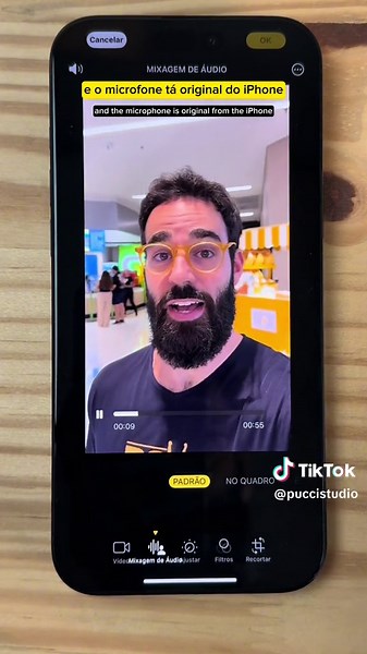 iPhone 16: aposentou os Microfones com a Nova Função de Áudio Espacial! 🎤📱 Com a nova atualização do iPhone 16 Pro Max, os microfones convencionais ficaram para trás! 🔥 A nova função de áudio espacial permite capturar o som de forma precisa e inteligente em ambientes barulhentos. 🎧 Compare o áudio padrão com o modo no quadro, que isola apenas o som à frente da camera. E se precisar de mais foco na sua voz, basta ativar o modo estúdio! 🎙️ Para quem busca um toque cinematográfico, o modo cine