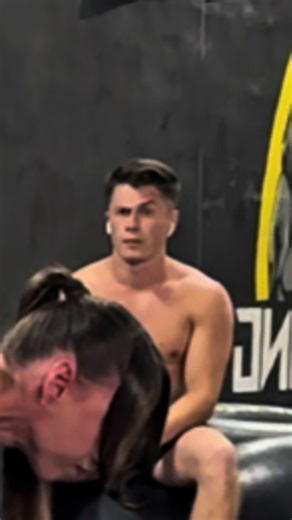 Calisthenics Girls: Powerful Moves and Reactions