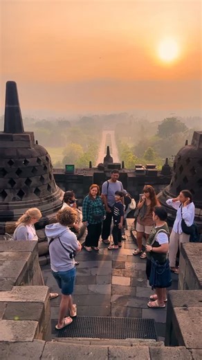 Taman Wisata Candi Borobudur on Instagram: "Setiap pagi di Borobudur membawa makna baru bagi yang mengikuti Borobudur Sunrise 🌄 Mereka sudah merasakannya, cantiknya sinar mentari yang menyapa, hening yang menenangkan, dan rasa syukur yang sulit dijelaskan dengan kata-kata. Bagaimana denganmu, siapkah menyapa hari dengan tenang dari puncak Candi Borobudur? Tiket Borobudur Sunrise tersedia di ticket.injourneydestination.id 💜 #BorobudurPark #CandiBorobudur"