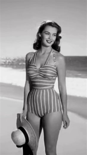 Perfect 40s Beach Style: Swimsuit & Sun Hat #retroamerica #40s #summerstyle