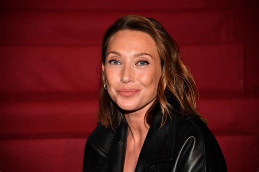 VIDÉO GALA - En robe dentelle transparente et bijoux chatoyants, Laura Smet éblouit le dîner Bulgari