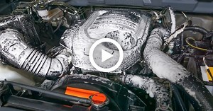 Zkušený mechanik ukázal způsob, jak mít super čistý motor. Je levný, velmi rychlý a zvládnete to sami (VIDEO)