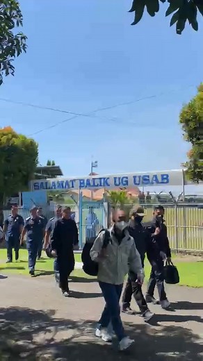 WATCH | Department of Public Works and Highways (DPWH) Undersecretary Arthur Bisnar, together with Infrastructure Cluster Initiative (ICI) Special Adviser Gen. Rodolfo Azurin Jr. and Mayor Benjamin Magalong, arrive in Davao City on Wednesday morning, November 5, to conduct an inspection of key infrastructure projects across the city. DPWH 11 | NewsExpress | Facebook