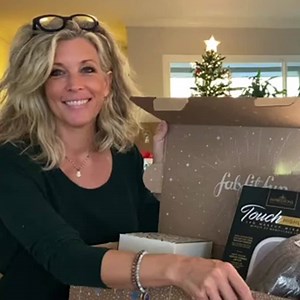 394K views · 164 reactions | My FabFitFun Winter box was extra special because I got to customize! Hurry and get yours because they're almost sold out  Use code BESTDEAL to get your 1st box of full-size goodies for just $29.99! *This offer is for new members | Laura Wright | Facebook