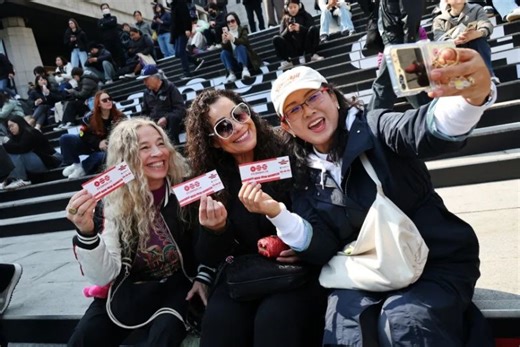 Fans de BTS se reúnen en Chile para disfrutar la transmisión del concierto
