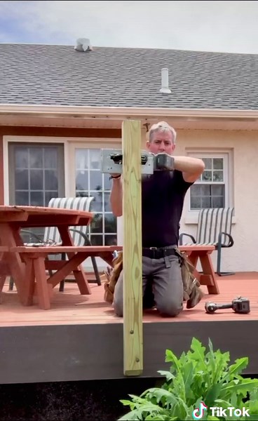 Cómo cortar un poste de barandilla de terraza en su lugar