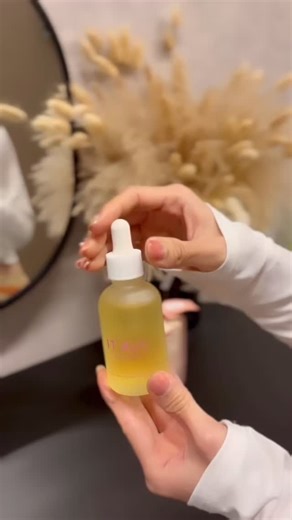 大城優紀 ｜ 沖縄タレント on Instagram: "髪にも、お顔にも、体にも。 マルチに使える 天然由来99.99％のナチュラルオイル🌿 @itallnatural_official アンバサダーをさせていただいている ソイプロビューティのコスメ部門から 数量限定で登場しました♡ “きゅん”と胸がときめく時に分泌される 女性特有のゆらぎの一種 「エストロゲン」の分泌量を高めると言われている イランイランなど、 11種の精油を配合しているんだそうです。 髪やお肌の乾燥ケアはもちろん、 ふわっと広がる香りからも癒される〜☺️🌿 明日から東京では ポップアップも始まるそうなので、 お近くの方はぜひ 見に行ってみてくださいね〜☺️✨ . . #ITALL #ヘアオイル #オーガニックコスメ"