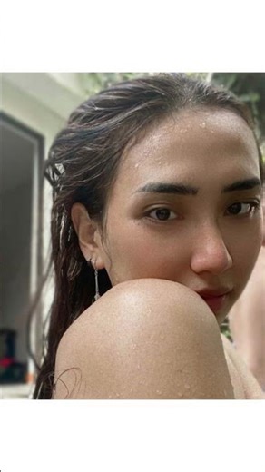Tubuh Indah Yolla Yuliana Saat Mandi #shorts #yollayuliana #whatsappstatus #cantik #gemoy