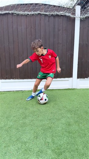 411K views · 6.4K reactions | Prime Ronaldo skills…!? #soccer #football #fussball #futbol #fútbol #cr7 #footballplayer #footballskills #soccerskills #soccergame #soccerlife #FootballTime | V7skills | Facebook