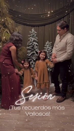 Fotografía de Bodas HJF |& Momentos Únicos on Instagram: "Este año queremos regalarnos un momento en familia, lleno de risas, que se sienta como la tranquilidad de un bosque y aromas que despiertan recuerdos. Porque mañana todo esto será recuerdos… de esas que vuelven al corazón y nos recuerdan lo bonito de estar juntos. #sesiondefotos #momentosenfamilia #Recuerdos2025 #minisesion"