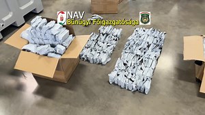 Garázsvásár🚬👟👚⌚️ A Nemzeti Adó- és Vámhivatal (NAV) budapesti nyomozói több bűncselekmény elkövetése miatt hallgattak ki egy kínai párt. Az elkövetők több mint egy tonna Elf Bar-t rendeltek hazánkba, de ez még nem minden: lakásuk alatt egy komplett elosztóközpontot működtettek, mint kiderült, a megtalált portékák túlnyomó része hamis termék. A NAV Repülőtéri Igazgatósága mélységi ellenőrzés közben bukkant, több mint 10 ezer darab nikotin tartalmú elektronikus cigarettára. Ezen termékek forgal
