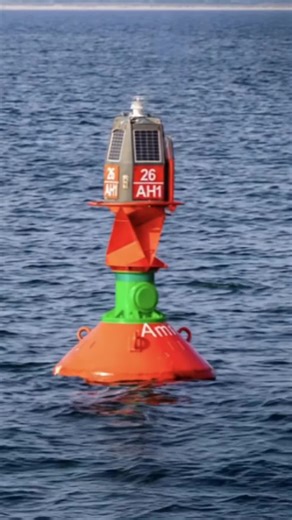 🧭 Que signifie cette bouée ? On observe une bouée rouge avec une large bande verte. Ce n’est pas une simple balise latérale… c’est une marque de chenal préféré. Alors selon toi ? ➡️ Chenal préféré à bâbord ? ➡️ Chenal préféré à tribord ? ⸻ ✅ Bonne réponse : Chenal préféré à tribord Pourquoi ? 🔴 La couleur dominante est rouge → base bâbord (en région A / Europe). 🟢 La bande verte indique que le chenal principal se situe du côté vert. 👉 Donc le chenal préféré est à tribord. 💡 Règle simple : L