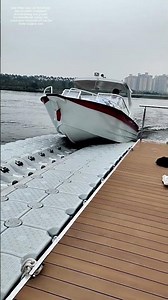 Module klicken, Boot legt an: Wie Kunststoffwürfel einen sicheren Hafen auf dem Wasser schaffen