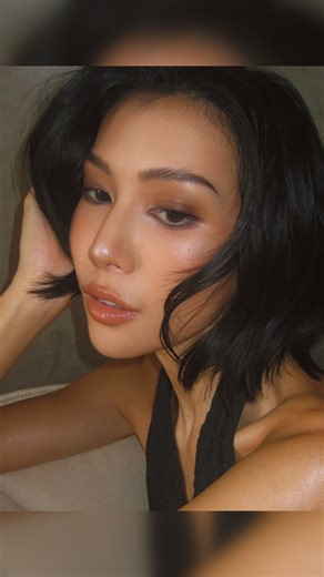 莫莉 Molly Chiang on Instagram: "Today’s look? I’m calling it the “soft but don’t mess with me” smokey eye 😏 All thanks to these gem-worthy pieces from @dolcegabbana_beauty 🤩 - 🖤化妝時間🖤 今天要分享的妝容我稱為「柔中帶狠」的煙燻妝😏 全靠 Dolce & Gabbana Beauty 這幾樣寶藏級彩妝🤩 首先一定要大大讚賞DG 的Everlast Concealer 摯愛柔膚修護遮瑕霜！！！ 它真的超神！！！ 我人生用過顏色最吻合我膚色的遮瑕霜就是它了😂 裡面含有義大利梔子花幹細胞 讓眼下肌膚立刻亮起來 加上有類咖啡因複合物還可以幫助淡化浮腫 這支也不乾 可以看到我影片示範根本滑順到像粉底液 讓眼下妝感也服貼得像是天生好皮膚😍 眼妝部分我用的是 Ever Icon Eye Palette 摯愛眼影盤 這個外殼美到像珠寶（也超像變身器😆） 帶出門補妝拿出來照鏡子整個很吸晴 當然這盤眼影也不是空有外