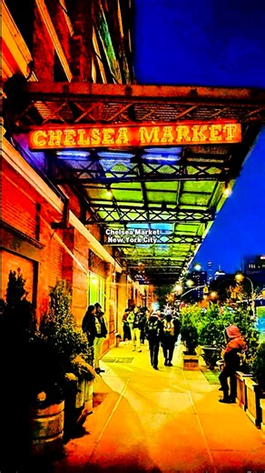 ResortexploR on Instagram: "Did you know one of New York City’s most famous food halls was once the factory where the Oreo was created? Welcome to Chelsea Market! Long before tacos, bakeries, and coffee shops, this entire building was the National Biscuit Company, better known as Nabisco. At its peak, it was the largest bakery in the world. And right here, in 1912, the Oreo was born. Decades later, the factory transformed into this iconic food hall , and even became home to Google’s New York hea