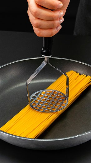 The secret that chefs hide! Here's how to make the most delicious spaghetti! Ingredients pasta: 250 g (8.8 oz) water: 500 ml (17 fl oz) salt: 2 g (0.1 oz) onion: 1 pc garlic: 1 pc red bell pepper: 1 pc green bell pepper: 1 pc yellow bell pepper: 1 pc carrot: 1 pc cabbage: 300 g (11 oz) salt: 2 g (0.1 oz) black pepper: 1 g (0.0 oz) soy sauce: 30 ml (1.0 fl oz) starch: 30 g (1.1 oz) water: 150 ml (5.1 fl oz) chicken breast: 400 g (14 oz) salt: 2 g (0.1 oz) black pepper: 1 g (0.0 oz) starch: 50 g (