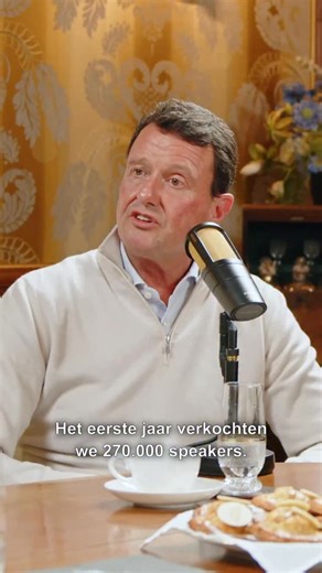 Het eerste jaar verkochten Fresh ‘n Rebel 270.000 speakers 🤯 Doe dat maar eens na! 💬 Comment “Pim” en ontvang een persoonlijke DM met de link naar de podcast! Pim Schoonenberg, founder van Fresh ’n Rebel, deelt zijn ondernemersreis – van zijn eerste handel in computeronderdelen tot een merk dat jaarlijks miljoenen koptelefoons en speakers verkoopt. Wat begon met een fax en een miljoen gulden op goed vertrouwen groeide uit tot een Europees lifestyle-merk dat design en technologie samenbrengt. #