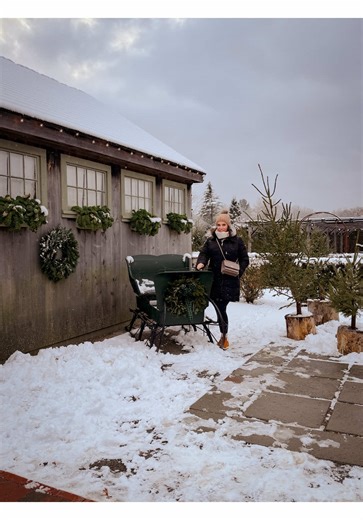 How to have the most picture perfect day in Rhode Island during the holidays: 1) Shepherd’s Run in South Kingstown for wine tasting and holiday market 🍷 2) Farmer’s Daughter in South Kingstown for holiday shopping 🎁 3) Wickford Village for all the holiday magic 🎄 4) Dinner at Press in Wickford Village 🍝 #newengland #rhodeisland #christmas #holidays #thingstodo