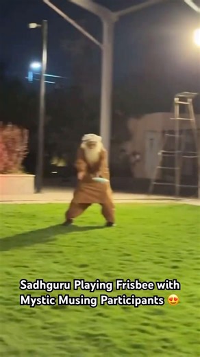 Sadhguru Playing Frisbee 😍 with Mystic Musing Participent, Fun Moments that You’ll Love #sadhguru