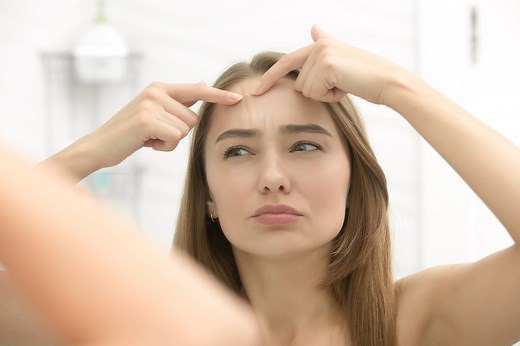 Bouton sur le visage : causes, comment s'en débarrasser ?