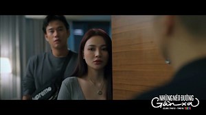 Là nhà nhà tài trợ chính của đội tuyển đấu kiếm mà Đông đang tham gia thi đấu, nên Vinh có đặc quyền ra vào phòng tập "như chỗ không người". Và theo kinh nghiệm xem phim của người bạn thân thiết thích đu trai đẹp, gu của anh Vinh tổng tài chắc là những cô gái cá tính như Đông. Không chỉ đẹp trai, giàu có, anh Vinh còn ga lăng nữa chứ. Nhân viên nữ đau chân, anh đến tận nhà thăm hỏi. Thế nào lại... gặp Hùng ở đó. Hùng - Yên cũng đáng yêu ghê!!! Còn Bảo quyết tâm ở lại thành phố, việc gì cũng làm,