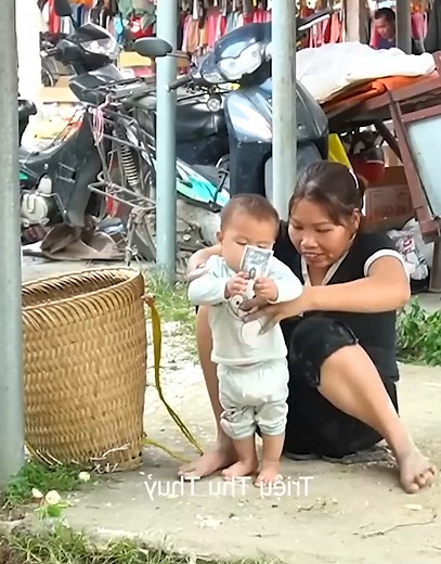 Baby Dung looks hungry, he pick up some thing on the ground want to eat #fblifestyle #baby #singlemomlife | Roger Husman