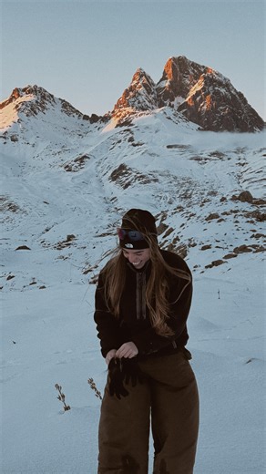 Inma Salar on Instagram: "No hay excusas pa no mover el culo por la nieve🤜🏼🤛🏻😏 *excepto el mal estado actual de la nieve, esa si es una buena excusa, hay que seguir teniendo paciencia pa poder jugar en nivel pro☹️ Pero mientras tanto… tablica y a deslizarse por la ladera de al lao de casa🤭 Con suerte tienes la misma suerte que mi colega😂✨ La cámara no la necesitas pa mover el ojete, pero si tú también eres un/a friki de grabarlo todo justo ahora tenéis rebaja en algunos productos de @inst