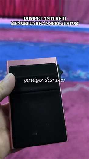 Gusti Yeni Kusumaningrum on Instagram: "Dompet anti RFId mengeluarkan seri custom Bisa pake gambar logo tulisan nama kita Dompet ini murah tapi manfaatnya luar biasa Supaya melindungi oknum nakal bawa2 mesin adc tempelin di tas orang lain atau celana bagian belakang orang dimana ada dompetnya. https://s.shopee.co.id/3qHSGVtRBw @sakupeople #dompetantirfid #dompetpelindung #gustiyenifamtrip"