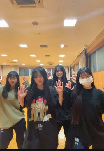 京都廣学館女子高校生の4人組ダンスパフォーマンス