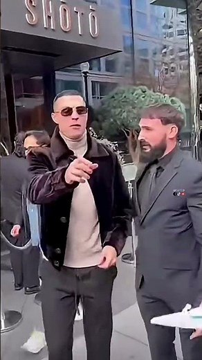 Ronaldo signing autographs #ronaldo #cristiano