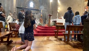 La liturgia de cerca (II): Arrodillarse en la eucaristía - Diócesis de Salamanca