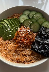 salmon sushi bowls 🤤 - steamed white rice - gochujang salmon fillet - kewpie mayo - @Flying Goose Sriracha sriracha - @YutakaEats soy sauce - avocado - Cucumber - @vadaszdeli kimchi - @itsu seaweed thins - sesame seeds #highproteindinners #salmonbowls #sushibowl #highproteindinneridea #healthydinners