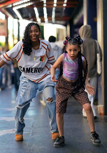 We ateeeeeeeeeeeeeee !!!!! with 💃💃💃 @𝒀𝑽_𝑽𝑨𝑵𝑺🧡 🇨🇲 vs 🇳🇬 #kleopatravargas #dancer #cameroontiktok🇨🇲 #nigeriantiktok🇳🇬