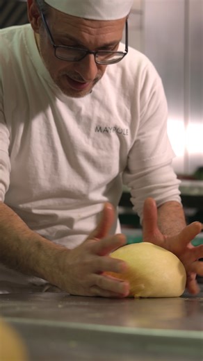 🎥 𝐇𝐚𝐧𝐝𝐦𝐚𝐝𝐞 𝐩𝐚𝐧𝐞𝐭𝐭𝐨𝐧𝐞, 𝐭𝐡𝐞 𝐌𝐚𝐲𝐩𝐨𝐥𝐞 𝐰𝐚𝐲 🎄 Our Master Baker Etienne teaching Sebastian the craft behind our sourdough panettone All made by hand, with passion ✨ #SourdoughPanettone #maypole #Handmade | Maypole
