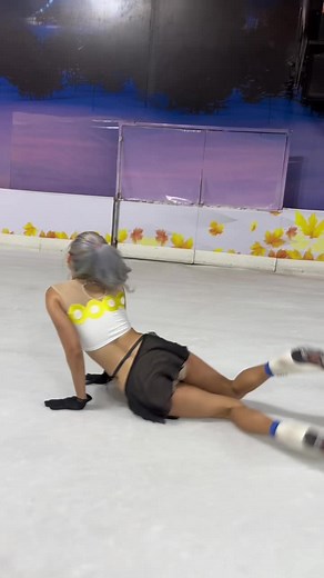 Shoong shoong!! กับครู @y0shiyvki 🫶 : : : : #ShoongChallenge #TAEYANGxLISA #LISA #리사 #BLACKPINK #블랙핑크 #TAEYANG #태양 #슝 #Shoong #fahskate #iceskating #figureskating #dancingonice #koreandance #koreandancecover #coverdance #kpop