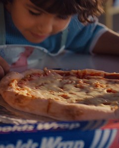 Reynolds Wrap ® turns pizza night into pure magic with a chef's kiss of convenience. Prep, cook and clean as easy as pie. | Reynolds Brands | Facebook