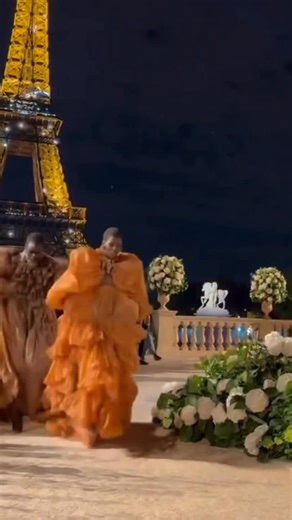 Eduarda Rebouças on Instagram: "O mundo da moda sendo mundo da moda…"