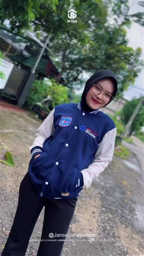 Jaket Varsity terbaru ini siap bikin penampilanmu makin stand out 👌🏻dengan material fleece tebal dan bordir detail presisi. Hangat, nyaman, dan tahan lama. Investasi gaya terbaik musim inii ✨ UNTUK INFO DESIGN & PEMESANAN BISA DM YA KAK/HUBUNGI NOMER DI BIO 📩 #jaketversity #masukberanda #xybca #lewatberanda #jaketcustom