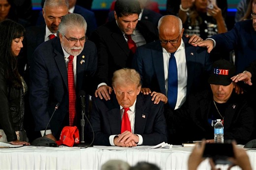 « Dieu m’a sauvé », un « bureau de la foi » à la Maison Blanche : comment Trump se sert de la religion et séduit les croyants conservateurs
