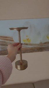 Lampe de Table Métallique La lampe de table Stockholm est fabriquée en aluminium léger et durable Jusqu'à 10 heures d’autonomie Résistance à l'eau IP66 la lampe sans fil est portable et peut être placée dans la salle de bain et même à l'extérieur Charge rapide 3 heures USB-C 3 couleurs d'éclairage Excellente qualité Prix 1 pièce à 59 DT Livraison 7 DT 2 pièces à 118 DT Livraison gratuite Tel 4020901 ou NetBuytn | NetBuy