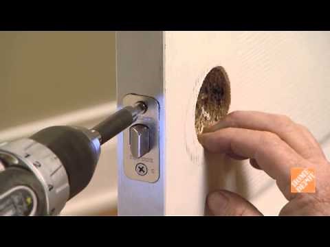 Comment remplacer une quincaillerie de porte