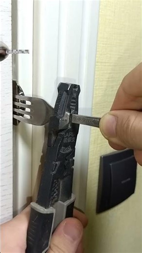 Secure locking process of a door with a broken lock