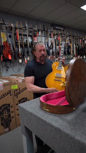 🔥 ’59 LES PAUL REISSUE | BRAZILIAN BOARD | 8 LBS 🔥 Welcome to Bizarre Guitar – Reno, Nevada. In hand is one of our absolute favorites — a 1959 Les Paul Reissue from Gibson. Just look at that flame maple top… when the light hits it, the figuring comes alive. ✨ ’59 Reissue specs ✨ PAF-style humbuckers ✨ ABR-1 bridge ✨ Lightweight tailpiece ✨ Kluson-style tuners ✨ Brazilian rosewood fingerboard (very limited) ✨ 8 lbs even — NOT weight relieved We specifically selected light woods for this one. Ma