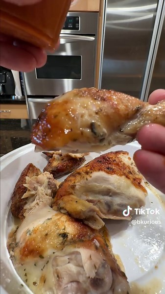 Caesar salad rotisserie chicken = simple, fresh, and exactly what I needed. LA’s go-to when you want something clean but still hits every time. @California Chicken Cafe #rotisseriechicken #ceasarsalad #lafoodie #restaurant #food 📍15601 VENTURA BLVD ENCINO, CA 91436