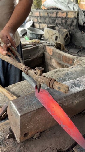 Witness the incredible craftsmanship in the process of forging and molding a hunter's spear! #wood