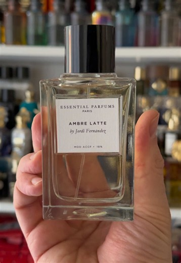 Unboxing a perfume everyday! Day 142/365! The newest release by Essential Parfums! I saw Jordi Fernandez and I knew I had to have it. Essential Parfums is doing an mazing job, offering niche perfume for a very decent price! The new Ambre Latte is a neogourmond I’ve been told. So smells delicious but not that edible. And someone said this perfume: this perfume smells like the foam of an almond milk latte. That says is perfect. @essentialparfumsofficial #nicheperfume #luxuryperfume #eaudeparfum #p