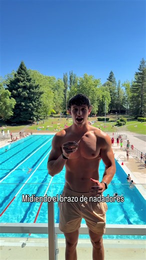 El tamaño del brazo no define lo rápido que eres en el agua. Fui midiendo el brazo a varios nadadores del Campeonato de Euskadi (Pais a Vasco) para comprobarlo, y los resultados pueden sorprender. Dos de los nadadores que quedaron campeones en sus pruebas no estaban entre los brazos más grandes del grupo. No porque fueran los más delgados, sino porque en la natación, como en muchos deportes, el músculo visible no es el único factor que determina el rendimiento. Eso no significa que la fuerza no 