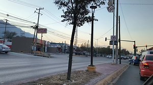 ⚠️ CUIDADO ⚠️ Principalmente mujeres, tengan mucho cuidado con el señor que está abriendo la puerta ahí en el OXXO de la clínica 64, por favor 🙏. De repente se le echó encima a una muchacha, le comenzó a gritar en la cara muy fuerte y a decir groserías; ella iba pasando ,si no fuera por qué todos empezaron a pitarle al viejo. Gracias al de la camioneta blanca que la ayudó 🙏🥺. #fbstyle #ParaTiii #noticiastendencia #precaucion #reelsviral #videoviral #reelschallengereelschallenge | Santa Catari